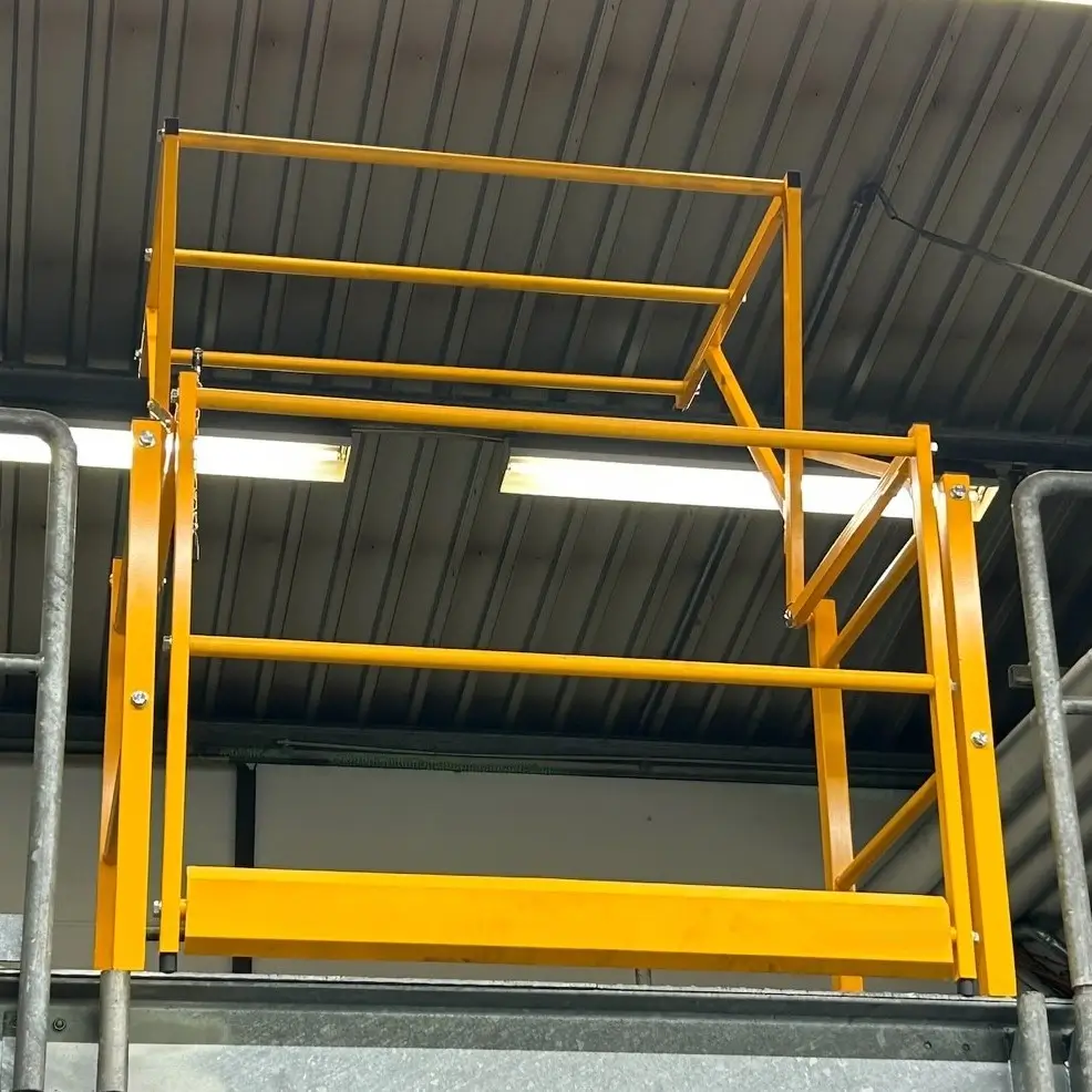 Kantelhek geinstalleerd op entresolvloer